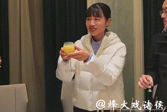 张水华在酒桌前腼腆甚至社恐,与所有人都格格不入:我不太会说话 张水华在酒桌前腼腆甚至社恐,与所有人都格格不入:我不太会说话